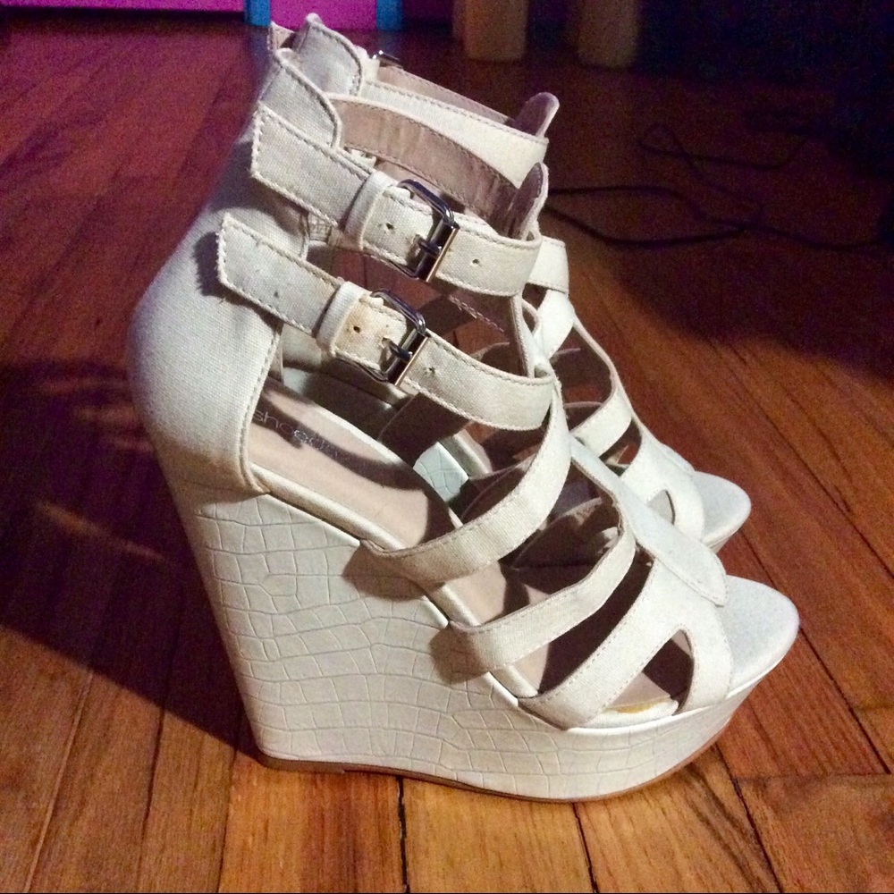 Shoe Dazzle Cream Chunky Wedge Heels